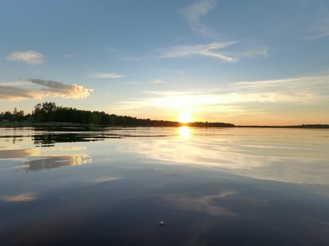 auringonlasku järvellä.