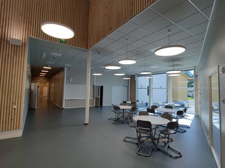 Lestin koulu ja päiväkoti sisältä kuvattuna.